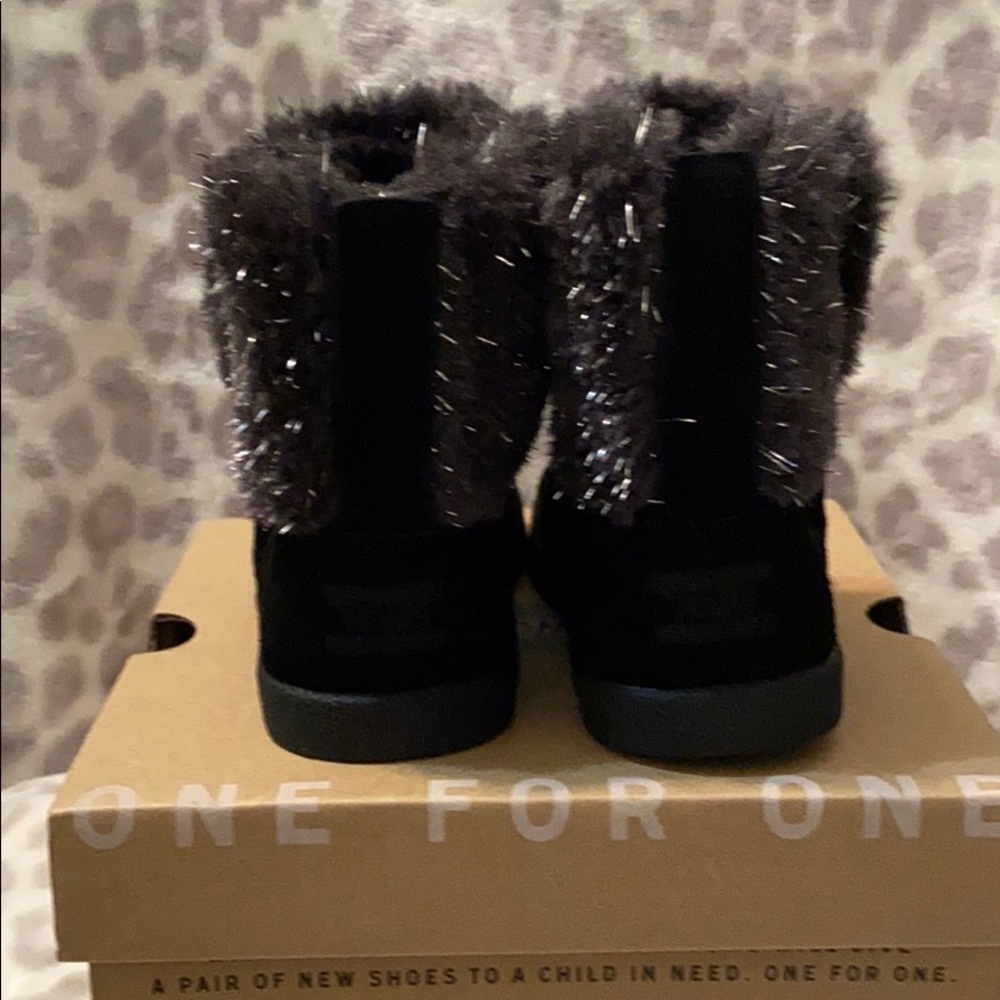 TOMS/Toddler boots/size 6 - Picture 3 of 10